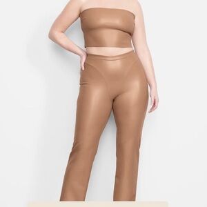 SKIMS FAUX LEATHER BOOT CUT PANT I
SIENNA - Medium